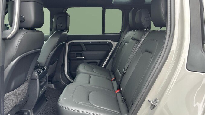 Land Rover Defender 3.0 D250 X-Dynamic HSE 110 5dr Auto Diesel Estate - Image 4